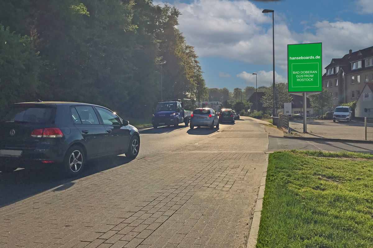 LED-Werbetafel Bad Doberan – Außenwerbung Kröpeliner Straße aus der Ferne