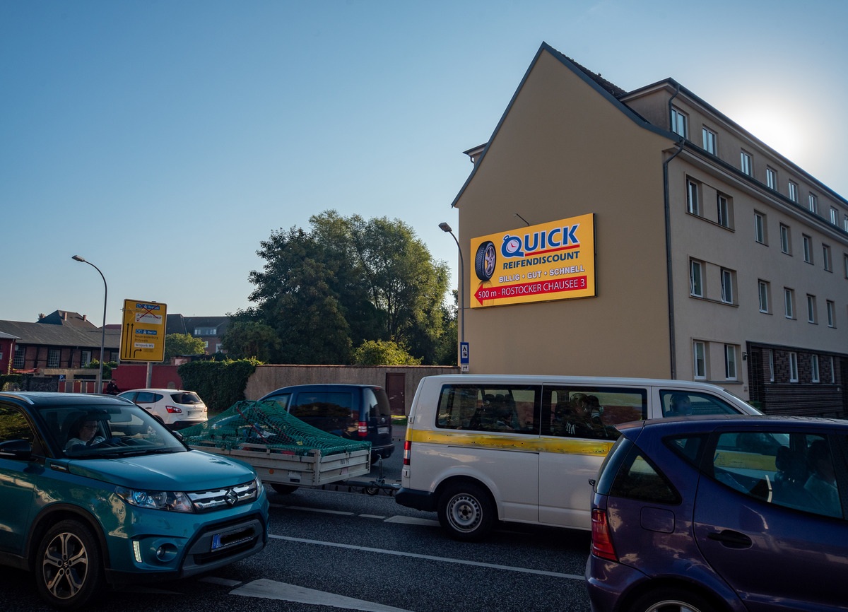 LED-Werbetafel Güstrow – Außenwerbung Rostocker Platz aus der Ferne